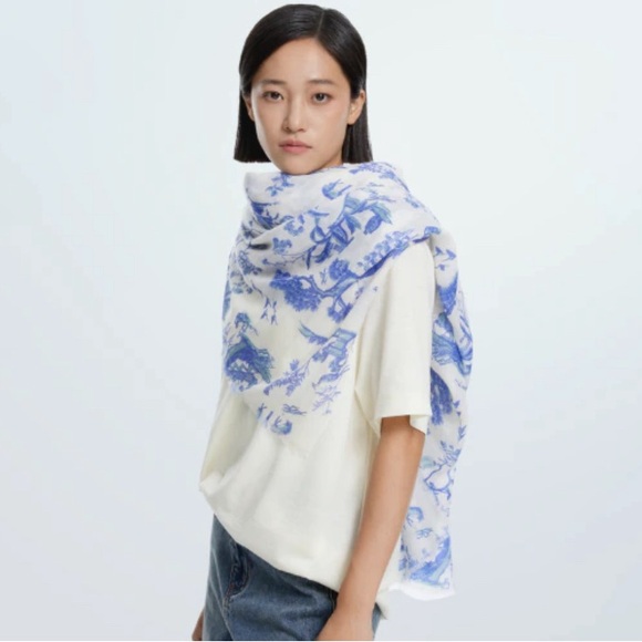 Shanghai Tang, double sided silk scarf - Picture 5 of 5